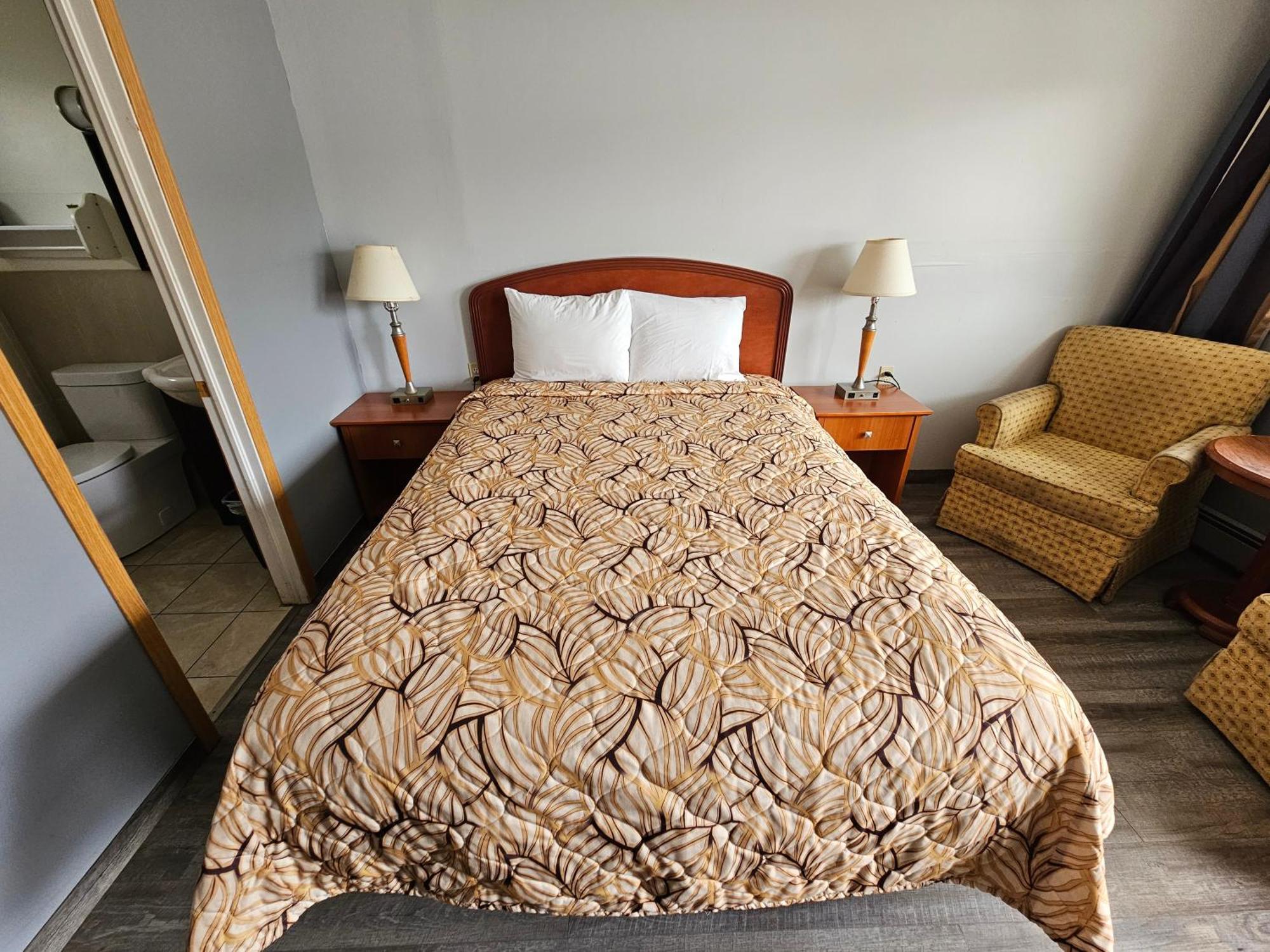 Forest Plaza Motel Mount Forest Екстериор снимка