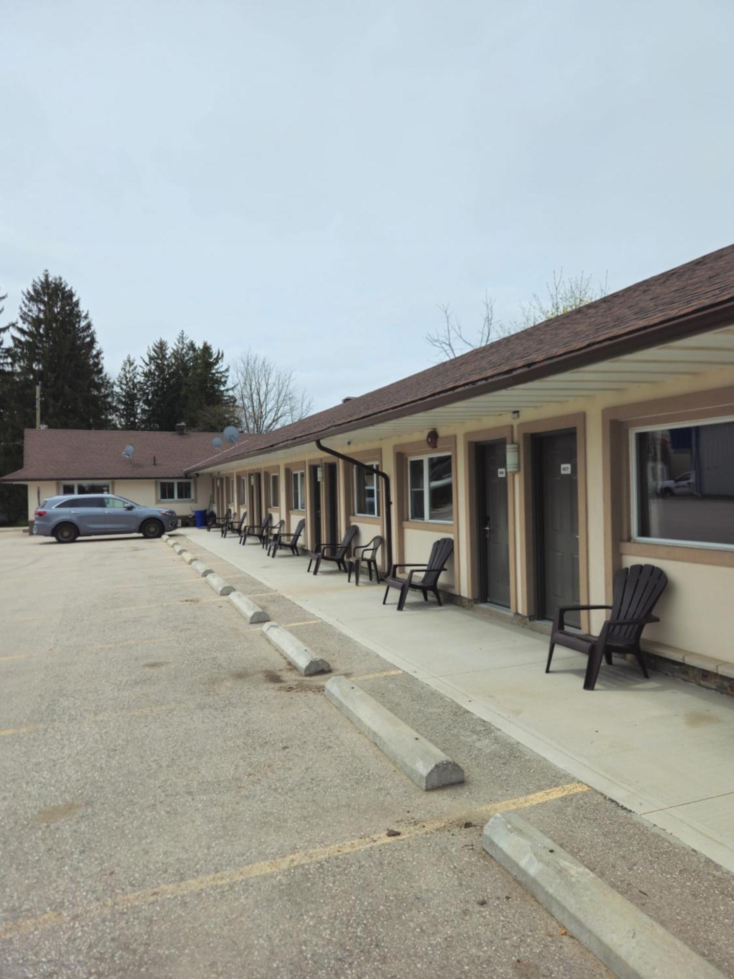 Forest Plaza Motel Mount Forest Екстериор снимка