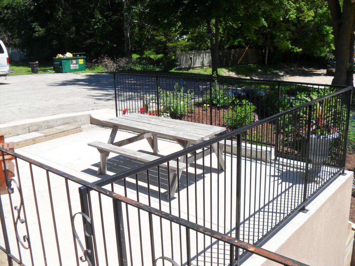 Forest Plaza Motel Mount Forest Екстериор снимка